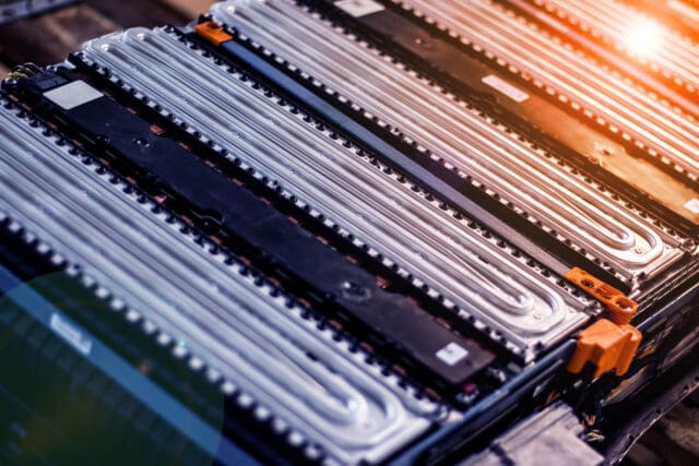Batería de iones de litio refrigerada mediante líquido