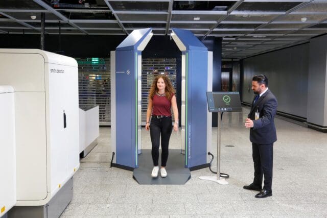 El escáner de seguridad de paso de Rohde & Schwarz