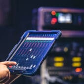 Protección inteligente para distribuciones de corriente continua industriales: Suministro eléctrico bajo control: cómo los fusibles electrónicos evitan fallos del sistema y simplifican el diseño Protección inteligente para distribuciones de corriente continua industriales