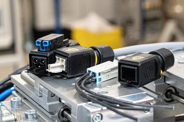 Los conectores de potencia HARTING PushPull Variante 4 están ahora también disponibles con tecnología de terminación QuickLock cableable en campo, rápida y sin herramientas.