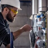 Trabajador en cuadro eléctrico industrial
