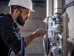 Trabajador en cuadro eléctrico industrial