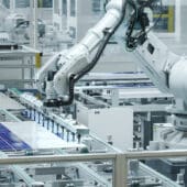Arrow Electronics pone en marcha un centro de recursos especializado en automatización industrial para apoyar sistemas industriales de próxima generación Automated Manufacturing Facility. White Industrial Robot Arm at