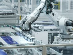 Arrow Electronics pone en marcha un centro de recursos especializado en automatización industrial para apoyar sistemas industriales de próxima generación Automated Manufacturing Facility. White Industrial Robot Arm at