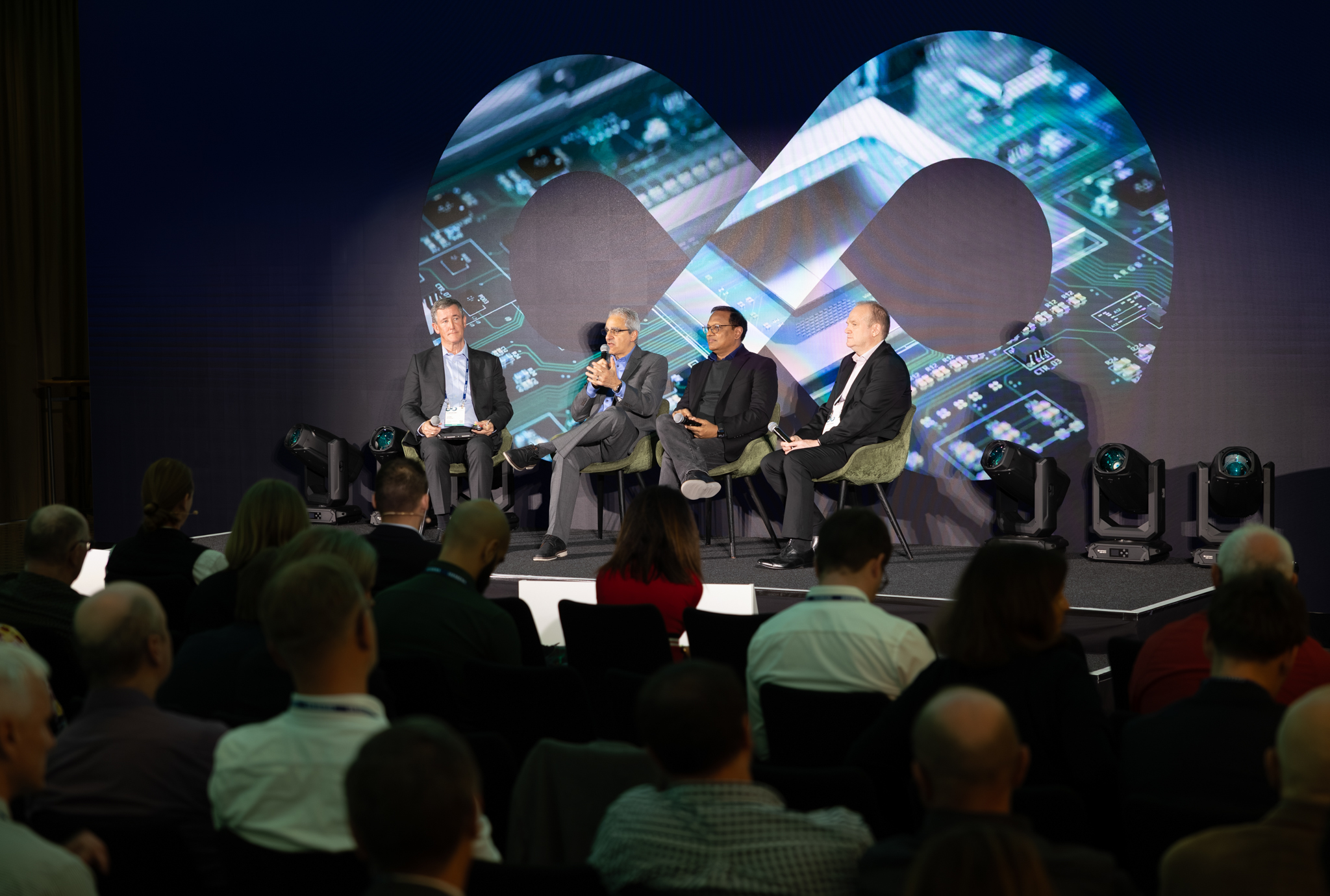 Un intercambio informativo en el panel de liderazgo: Sean Redmond, Silicon Catalyst Europe, A.J. Incorvaia, Abhi Kolpekwar y Geoff Lee, Siemens EDA (de izquierda a derecha)