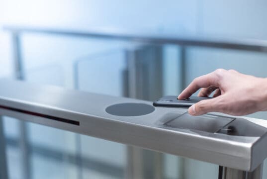 BLE vs. NFC vs. RFID: ¿Cuál es la diferencia y cuál es la mejor opción para el control de acceso? Control acceso en oficina