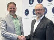 Hilmar Panzer, directeur technique du groupe CODESYS, et Konrad Garhammer, directeur de l'exploitation et directeur technique de congatec, célèbrent cette collaboration stratégique visant à proposer des plateformes de contrôle virtualisées en temps réel pour les charges de travail à criticité mixte.