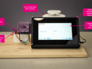 Gestos, voz y visualización HMI compacta con IA en el edge Vista general del demostrador con pantalla, módulo radar, placa de microcontrolador y motor